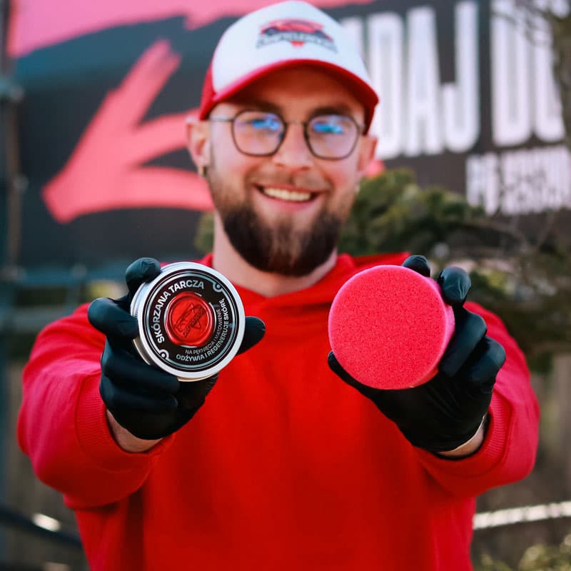 Kompletny Zestaw do Skóry 5 elementowy:  Wyczyszczenie + Ochrona i nawilżenie skóry (Skórzana Tarcza, Czyściel Skóry, Mikrofibra, Aplikator oraz Szczotka Detailingowa do Skóry)